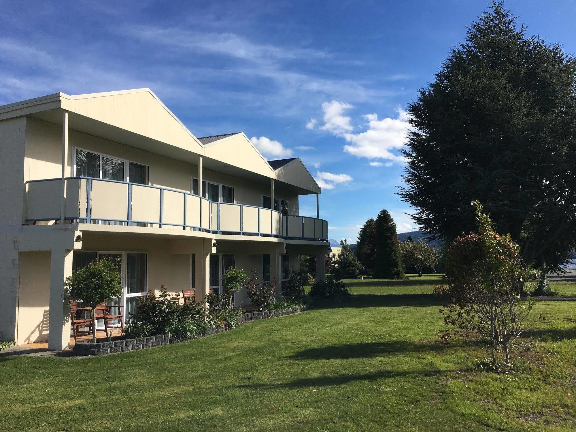 Parklands Motel & Apartments Te Anau Exterior photo